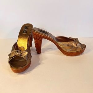 New Pin Up Couture Gold leather and Wooden Carved Tiki open-toe Heels 10 womens